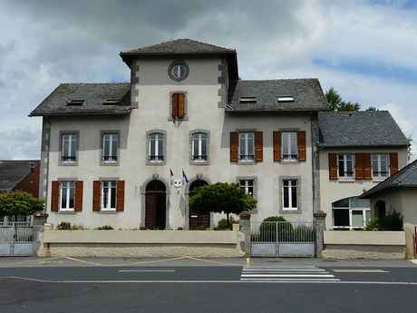 800px-Sansac-de-Marmiesse_école